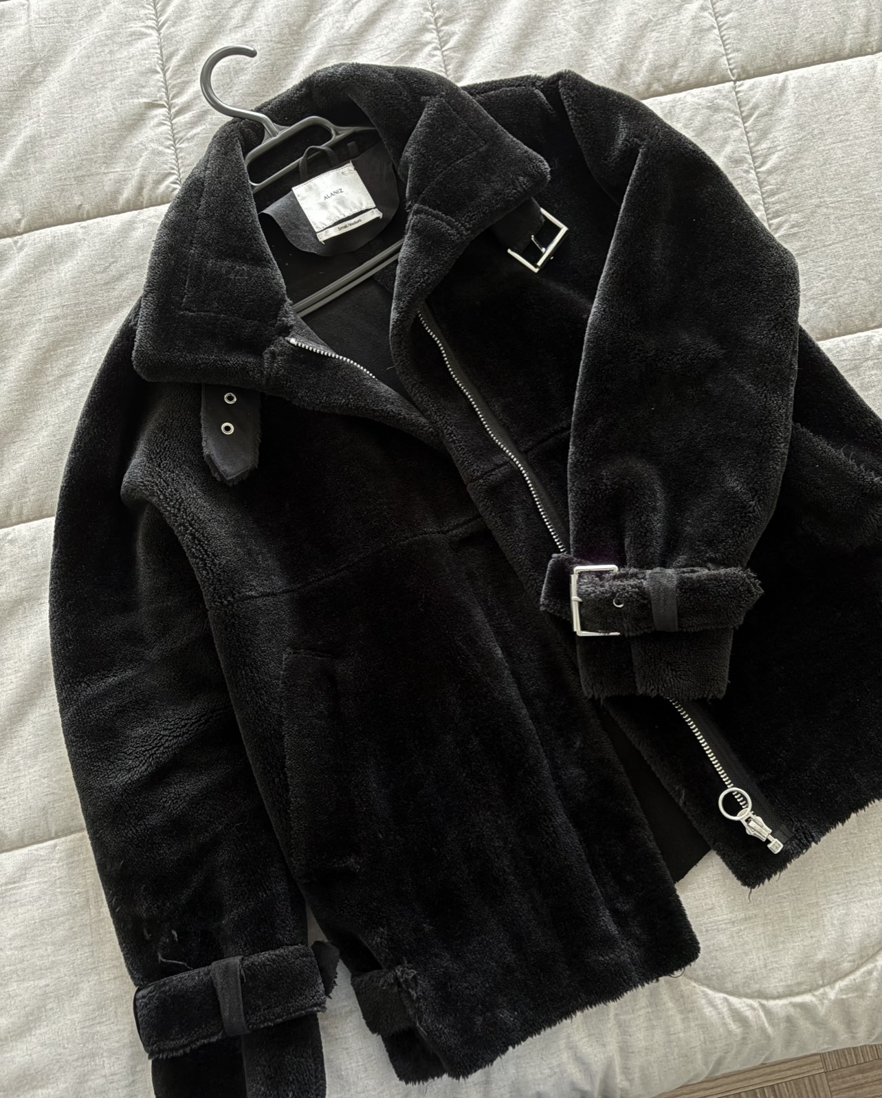 Chaqueta Peluda Con Hebillas - Alaniz